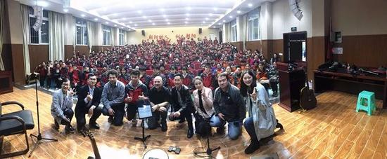 【音乐家们与学校师生合影】