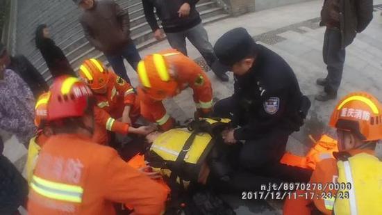 民警和消防人员给女子保暖 牛角沱水上派出所供图