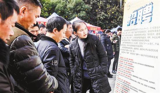 二月二十三日,南川市民在家门口挑选自己满意的工作。特约摄影 瞿明斌