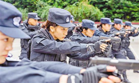 2月26日,重庆市公安局特警总队,英姿飒爽的女警进行战术训练