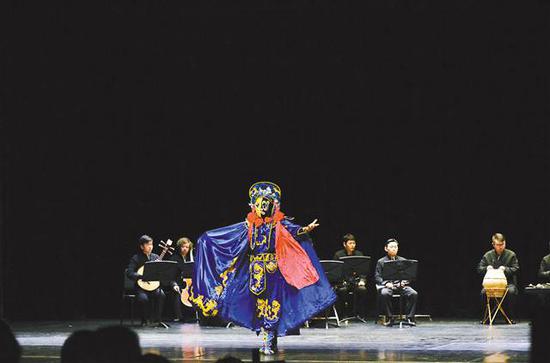 美国当地时间二月二十日,重庆市川剧院在美国芝加哥贝尼托·诸瑞兹社区学校演出。