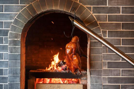 力凯悦酒店取经回渝 重磅打造北京果木烤鸭第