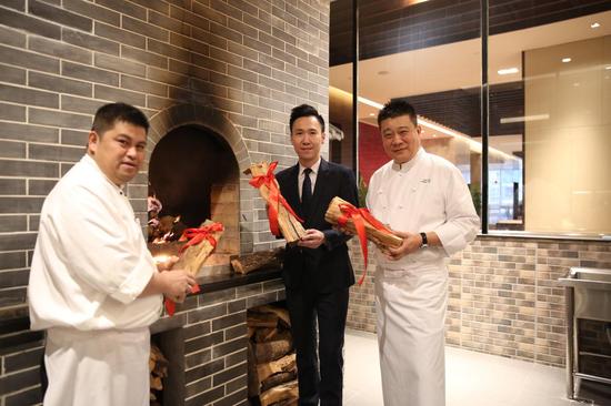 重庆富力凯悦酒店取经回渝 重磅打造北京果木烤鸭第一炉