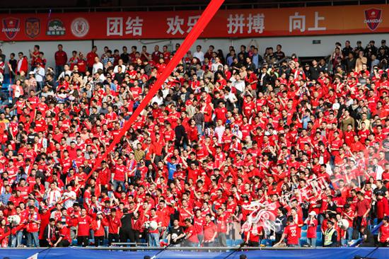本赛季首场比赛，大量球迷来到现场观看比赛。记者 石涛 摄