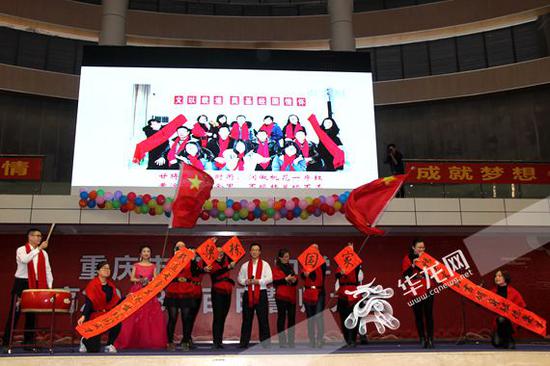 各学科备课组教师送上暖心祝福 岳洪玉 摄