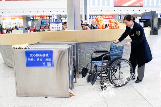 “马廉服务台”为旅客提供轮椅、拐杖、担架等爱心器械服务。记者 石涛 摄