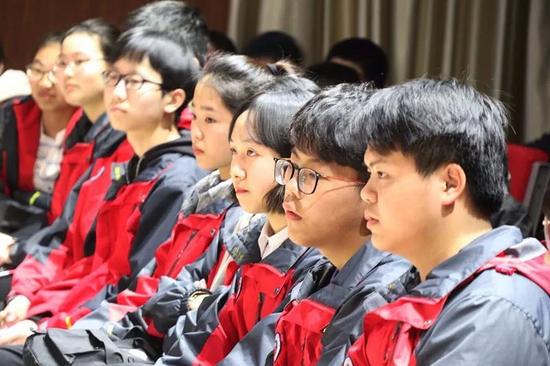 【学生认真聆听演奏】