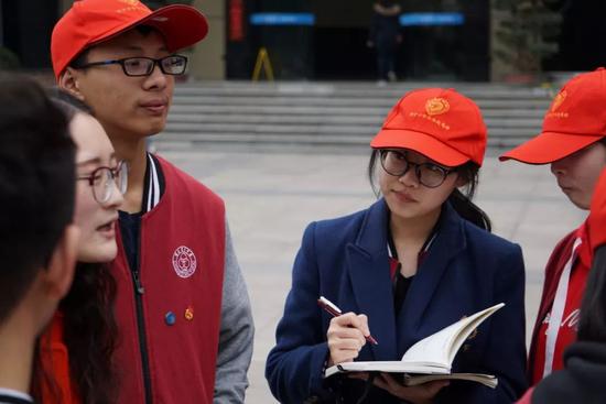 育才青协学子听社工老师讲雷锋同志的故事并认真做笔记