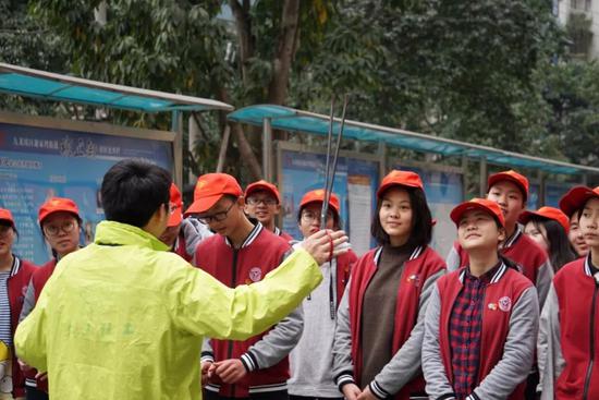 社工李辉老师指导育才青协学子使用钳子