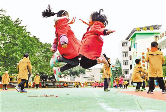 2月26日,綦江区陵园小学,学生在操场上跳绳。通讯员 王京华摄