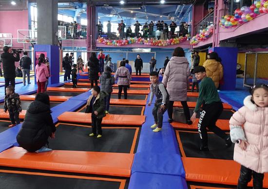 新年新玩法:重庆最大蹦床馆开业