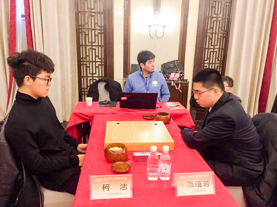 赛场上,棋坛新秀柯洁对战范蕴若