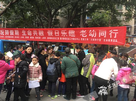 兴趣班报名现场还有不少老人咨询报名。记者 王玮 摄