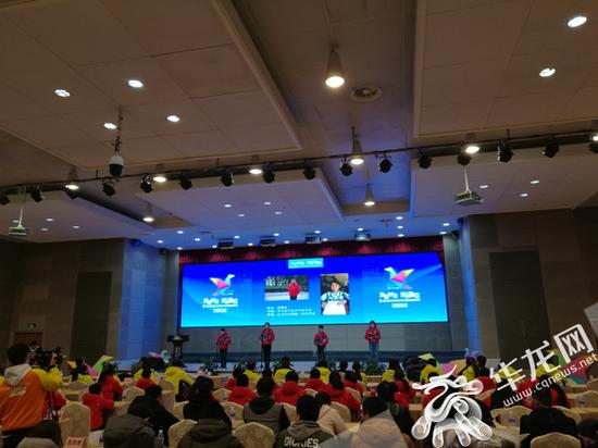 首届“重庆市深度贫困乡镇中小学生科技冬令营”在科技馆举行闭营仪式。市科协供图