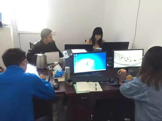 唐佳在进行工作安排