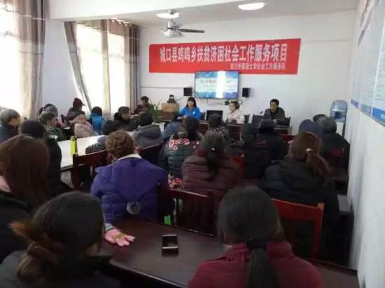 唐佳在进行项目介绍