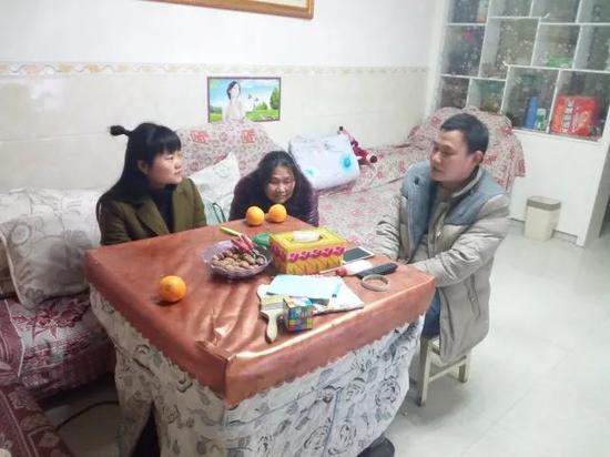唐佳带队走访村民家中