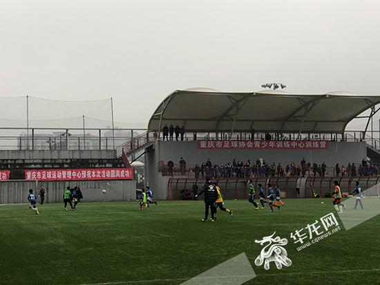 市足协青训中心会定期举行训练营等活动,为队员提供交流、学习的平台。资料图