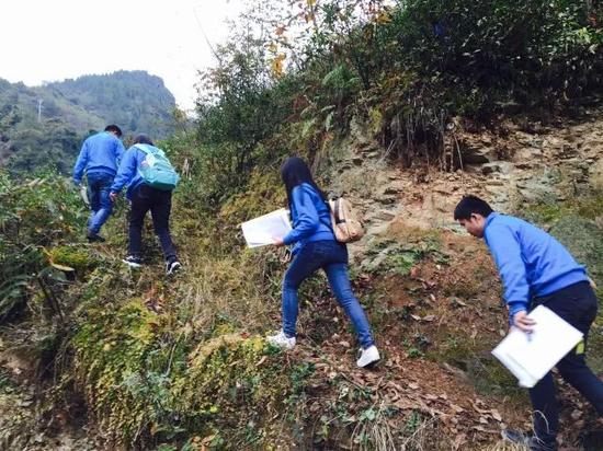 社工团队徒步前往茶坪村