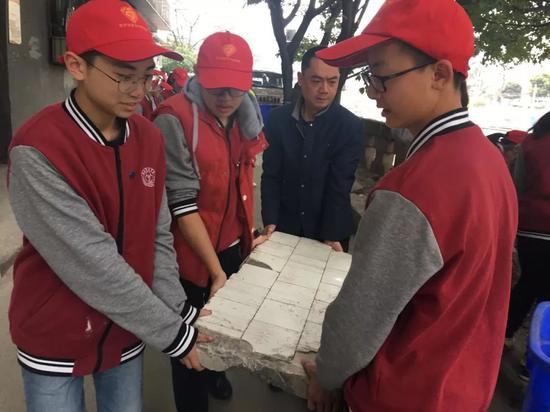 育才青协学子协助搬离废弃石块