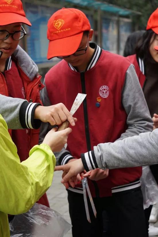 育才青协学子上手使用钳子和小铲