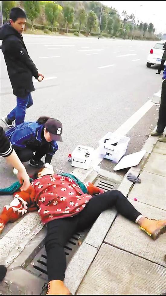 谢晓梅正在救治伤者。(视频截图)