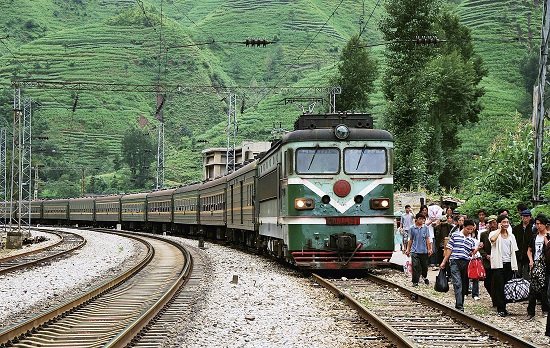行驶在贵昆铁路线上的绿皮火车是当地山民出行的主要交通工具(摄于2010年)