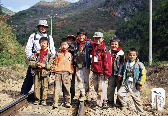 云南火车迷丁目与生活在滇越铁路沿线的孩子们(摄于2009年)