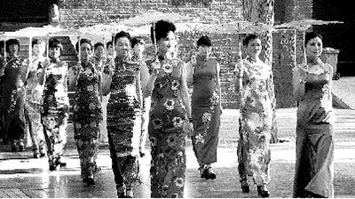 旗袍女少林寺前走秀