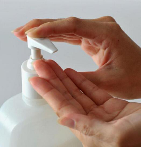 在电脑旁边放置免洗洗手液