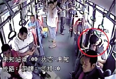 大庭广众,女孩躺男孩腿上激情接吻