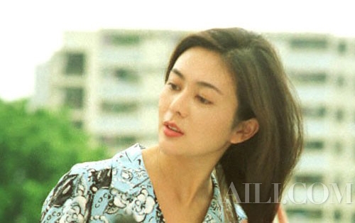 点击图片进入下一页 “冻龄美女”聚阿B婚礼 邱淑贞46年容颜未改