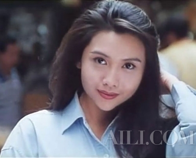 点击图片进入下一页 “冻龄美女”聚阿B婚礼 邱淑贞46年容颜未改