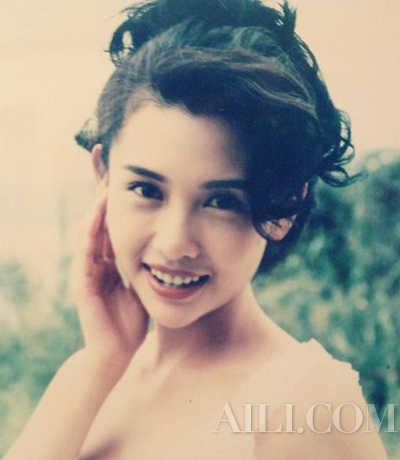 点击图片进入下一页 “冻龄美女”聚阿B婚礼 邱淑贞46年容颜未改