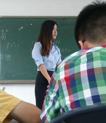 四川最美日语老师走红 蹭课学生太多_新浪地方
