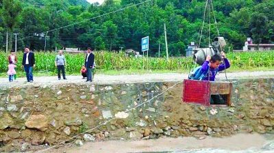 村民自建索道送孩子上学