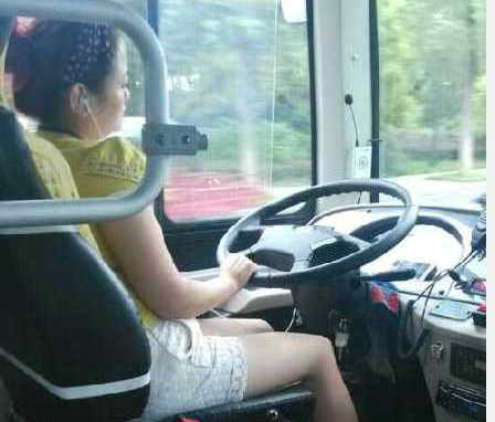 遂宁女司机边开车边看电视 乘客惊了一身汗
