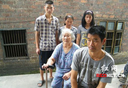 身患绝症期待帮助的一家人
