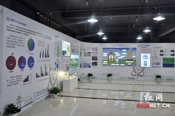 桃江核电科普馆一角，展板上展示有关发展核电的各类知识。