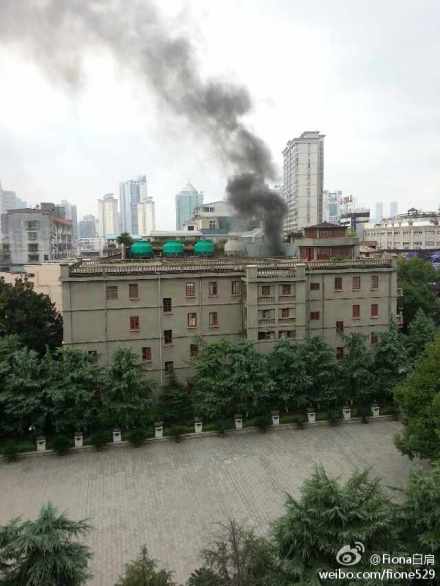 位于南昌市八一起义纪念馆后方的万寿宫商城冒出浓烟。(网友供图)