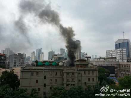 位于南昌市八一起义纪念馆后方的万寿宫商城冒出浓烟。(网友供图)