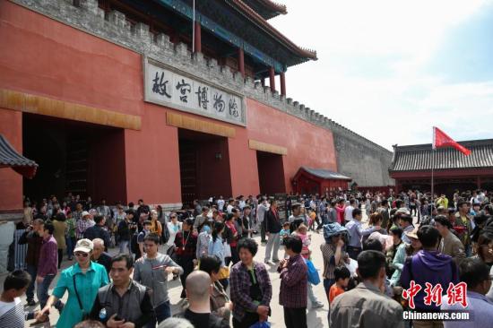 5月2日,五一小长假的第二天,北京故宫景区迎来大批游客前来游玩参观。中新社发 韩海丹 摄