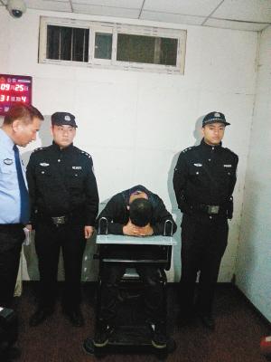 面对镜头,孙某低下了头