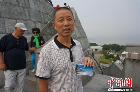 游客展示新版三峡大坝旅游景点门票。郭晓莹摄