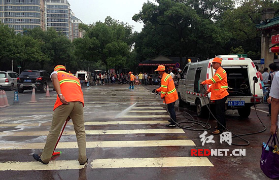十字路口的清扫总让环卫工们提心吊胆。