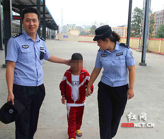 怀化爷爷乘火车为占座丢了孙子 民警送其回家