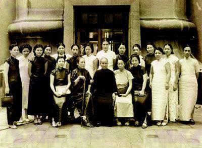 《邓颖超文集》中何香凝和邓颖超与“双枪老太婆”的合影照。