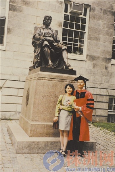 ▲杨培东获得博士学位时与妻子王玫在哈佛大学的合影