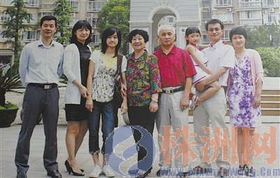 ▲王玫(右一,右二为杨培东)一家人在湘银小区的合影