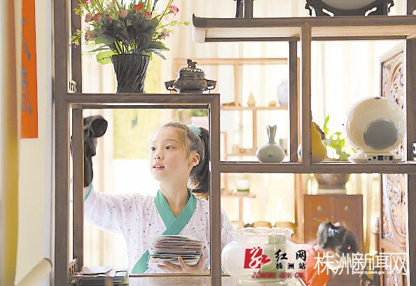 在学院上学就像生活在家中,时不时会打扫卫生